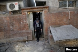 FILE - Yuan Yunping, who has melanoma of the foot, seeks medical treatment in Beijing, China, January 13, 2016. (REUTERS/Kim Kyung-Hoon)
