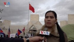 អ្នកស្រី ទេព វន្នី អតីតសកម្មជន​ការពារលំនៅឋានតំបន់បឹងកក់នៅ​មុខ​ស្ថាន​ទូត​ចិន​ប្រចាំសហរដ្ឋ​អាមេរិកក្នុង​រដ្ឋ​ធានី Washington កាល​ពីថ្ងៃទី១១ ខែមករា ឆ្នាំ២០២០។ (សឿន វឌ្ឍនា/VOA Khmer)