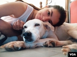 Beatriz Camacho y sus hermanas gastan entre 40 y 50 dólares al mes alimentando y cuidando la salud de su perrita, Blanca.