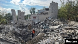 Пошук тіл загиблих після звільнення від російської окупації в Ізюмі, Харківщина, 26 вересня 2022. REUTERS/Abdelaziz Boumzar