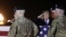 El presidente Donald Trump recibe en la base aérea de Dover, el 21 de noviembre de 2019, el féretro del oficial David Knadle, fallecido el día anterior en Afganistán.