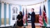 Le secrétaire d'État américain Antony Blinken fait un geste alors que la secrétaire d'État aux Affaires étrangères du Kenya, l'ambassadrice Raychelle Omamo, regarde le département d'État à Washington, DC, le 16 juillet 2021.