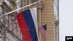 2025年3月13日，美国驻莫斯科大使馆大楼内，并排悬挂着一面俄罗斯国旗与一面美国国旗。