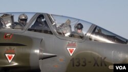 Los pilotos del cazabombardero francés Mirage 2000, tras regresar a la base de Solenzara, en la isla de Córcega tras participar de una misión en Libia.