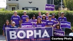 អ្នកស្រី បុប្ផា ម៉ាឡូន (Bopha Malone) អតីតជនភៀសខ្លួនខ្មែរ បានប្រឡូកក្នុងនយោបាយអាមេរិក​លើក​ដំបូង ដោយ​ឈរ​ឈ្មោះជាបេក្ខជន​សមាជិក​រដ្ឋសភាប្រចាំសង្កាត់ទី៣នៃរដ្ឋ Massachusetts។ (រូបថតដោយ Bopha Malone) 