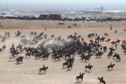 Markaziy Osiyoda jamoat tadbirlari kundalik voqealar lekin O'zbekiston, Qozog'iston va Qirg'izistonda pandemiya davrida ular keskin cheklandi. Suratda Farg'ona viloyatidagi uloq manzarasi, 2019.