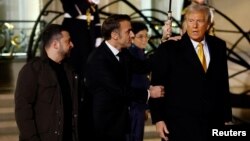 ယူကရိန်းသမ္မတ ဇယ်လင်းစကီး၊ ပြင်သစ် သမ္မတ မက်ခရွန်း၊ အမေရိကန် ရွေးကောက်ခံသမ္မတ ဒေါ်နယ်ထရမ့် တို့ကို ပါရီမြို့တော်က Notre-Dame ဘုရားရှိခိုးကျောင်း ပြန်ဖွင့်ပွဲမှာ တွေ့ရ။ ( 7th DEC, 2024 )