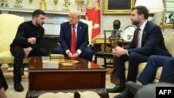 Ukrajinski predsjednik Volodymyr Zelenskyy razgovara s potpredsjednikom SAD-a JD Vanceom dok se sastaju s predsjednikom Donaldom Trumpom u Ovalnom uredu Bijele kuće u Washingtonu, 28. februara 2025.