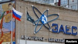 Російський прапор біля культурно-ділового центру ЗАЕС у місті Енергодар Запорізької області на підконтрольній Росії території України, 24 листопада, 2022. REUTERS/Олександр Єрмоченко