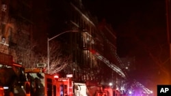 Les soldats du feu luttant contre l'incendie qui s'est déclenché à New York dans le quartier Bronx, USA le 28 décembre 2017 (AP Photo/Frank...