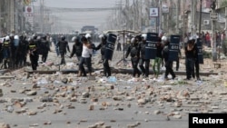 រូបឯកសារ៖ កម្មករ​ត្រូវ​បាន​ចាប់ខ្លួន​ដោយ​នគរបាល​បង្ក្រាប​កុបកម្ម ក្រោយពី​មាន​ការប៉ះទង្គិច​គ្នា​នៅក្នុង​បាតុកម្ម​មួយ​នៅ​ផ្លូវវេងស្រេង​ក្នុង​រាជធានី​​ភ្នំពេញ នៅ​ថ្ងៃទី៣ ខែមករា ឆ្នាំ២០១៤។ (Reuters)