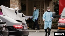 Medicinski radnici prebacuju pacijenta iz staračkog doma u gradu Kirklend, u saveznoj državi Vašington (Foto: Rojters/David Ryder)