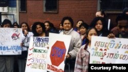 រូបឯកសារ៖ ជន​ភៀស​ខ្លួន​កម្ពុជា​បាន​ធ្វើ​បាតុកម្ម​នៅ​តាម​ដង​ផ្លូវ ដោយ​ទាមទារ​ឲ្យ​សិទ្ធិ​ស្មើគ្នា​ដូច​ពលរដ្ឋ​ដ៏ទៃ​ទៀត និង​សិទ្ធិ​ទទួល​បាន​សេវា​សាធារណៈ រួមមាន​សេវា​ទទួល​បាន​ការ​បក​ប្រែ​ភាសា​ផង​ដែរ នៅ​ភាគ​ខាង​ពាយព្យ​នៃ​សង្កាត់ Bronx។ (រូប​ថត​ផ្តល់​ឲ្យ​ដោយ ឈុំ ឆៃយ៉ា)។