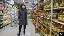 រូបឯកសារ៖ អតិថិជន​ម្នាក់ ពាក់​ម៉ាស​ពេល​ដើរ​ទិញ​ទំនិញ​នៅ​ផ្សារ​ទំនើប​ក្នុង​ទីក្រុង​ប៉េកាំង ប្រទេសចិន កាលពី​ថ្ងៃទី១៦ ខែមីនា ឆ្នាំ២០២០។