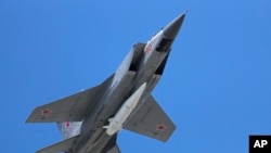 Ndege ya kivita ya Russia MiG-31K ikiwa imebeba kombora