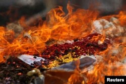 រូបឯកសារ៖ គ្រឿងញៀនដែល​ត្រូវបានរឹបអូស ត្រូវបានដុតបំផ្លាញនៅក្នុងទិវា​អន្តរជាតិ​ប្រយុទ្ធ​ប្រឆាំង​នឹងការជួញដូរ និងប្រើប្រាស់គ្រឿងញៀន នៅរាជធានីភ្នំពេញ កាលពីថ្ងៃទី២៦ ខែមិថុនា ឆ្នាំ២០១៨។