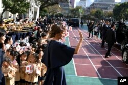 La primera dama de EE.UU. Melania Trump se despide de los niños de una escuela de Tokio que visitó el lunes 6 de noviembre de 2017.