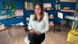 La joven politóloga y ex líder estudiantil conversa con la Voz de América. Foto: Luisana Solano - VOA.