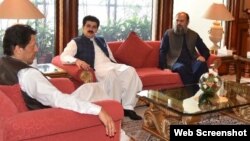 وزیر اعظم عمران خان نے چیئرمین سینیٹ کو حمایت کا یقین دلایا ہے۔(فائل فوٹو)