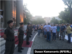 Pripadnice specijalne vojne jedinice "Kobre" ispred zgrade Predsedništva, tokom protesta "1 od 5 miliona" u Beogradu, 17 avgusta 2019. (Foto: Dušan Komarčević, Radio Slobodna Evropa)