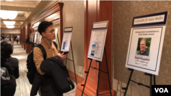 An attendee at the 2018 annual conference organized by the Association for Asian Studies prepared to enter the award presentation for professor David Chandler, author of “A History of Cambodia.” (Chetra Chap, VOA Khmer)