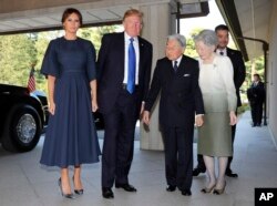 El presidente de EE.UU. Donald Trump y la primera dama Melania Trump saludan al emperador Akihito de Japón y la emperatriz Michiko, durante una visita para presentar sus respetos. Nov. 6,2017.