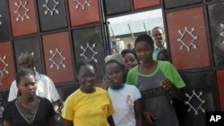 Wanafunzi wakitoka njee ya chuo kikuu cha Garisa