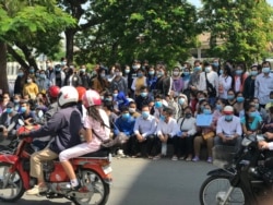 រូប​ឯកសារ៖ ក្រុម​បុគ្គលិក​កាស៊ីណូ​នៃក្រុមហ៊ុន Naga World​ ប្រមូល​ផ្តុំ​គ្នា​នៅ​លើ​ចិញ្ចើម​មហាវិថី​សហព័ន្ធ​រុស្ស៊ី​បង្ហាញសាធារណជនអំពី​ការ​ចង់បានប្រាក់​ឧបត្ថម្ភ​ចំនួន​៤០ដុល្លារ​ក្នុង​មួយខែ​ ទីក្រុង​ភ្នំពេញ​ ថ្ងៃទី​១៦​ ខែមិថុនា​ ឆ្នាំ​២០២០​។ (ហ៊ុល រស្មី/​VOA)​