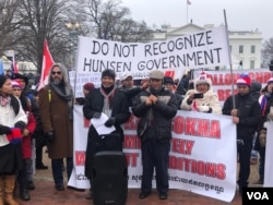CNRP opposition leaders Suy Seng Hong, right, and Ry Kea, left, protest in front of the White House in Washington, D.C, on Saturday, Jan 19, 2019. (Chetra Chap/VOA Khmer)