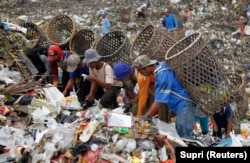 Pemulung mencari barang untuk didaur ulang di tempat pembuangan sampah di Desa Galuga, Bogor, Jawa Barat, 3 Juni 2013. (Foto: REUTERS/Supri)