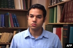 Skott Radnitz, Sietldagi Vashington Universitetida xalqaro aloqalardan dars beradi. Markaziy Osiyo va Kavkaz bo'yicha yetuk mutaxassis.