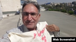 محمد نوری‌زاد فعالی سیاسی و منتقد حکومت ایران پس از آزادی از بازداشت یک روزه - ۲۰ مهر ۱۳۹۳