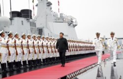 中国国家主席习近平2019年4月23日为庆祝中国海军建军70周年在山东青岛检阅人民解放军海军仪仗队。