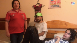 Mariela Gómez, con sus hijos Gilmer y Jorge Zambrano. [Foto: Eliana Páez]