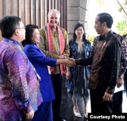 Presiden Joko Widodo berjabat tangan dengan tamu undangan yang hadir di "Bali Fintech" di sela-sela Pertemuan Tahunan IMF-Bank Dunia, 11 Oktober 2018. (Foto courtesy: Setpres RI).