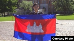 យុវជន​អ៊ួង ទីកេត្យា កាន់​ទង់​ជាតិ​ខ្មែរពេល​នៅ​សាកលវិទ្យាល័យ University of Montana ក្រោម​កម្មវិធី Study of the United States Institute" (SUSI) ខែ​កក្កដា ឆ្នាំ​២០១៣។ (Courtesy photo)
