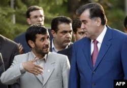 Tojikiston Eronni yaqin hamkor deb biladi. Imomali Rahmon va uning ma'muriyati atom masalasida hech kimning tarafini olmayapti. Muammo tinch yo'l bilan hal bo'ladi degan umidda.