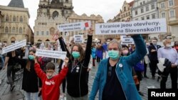 Arhiva - Demonstranti pozivaju češkog premijera Andreja Babiša da podnese ostavku, u Pragu, Češka Republika, 9. juna 2020.