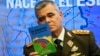 El ministro de defensa de Venezuela, general en jefe Vladimir Padrino López, lee un folleto sobre la soberanía de su nación en el Esequibo, durante una conferencia de prensa de voceros del gobierno de Nicolás Maduro en Caracas, en octubre de 2023.