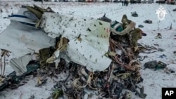 Slika prikazuje ostatke aviona Iljušin Il-76 u blizini sela Jablonova u Rusiji. Rusija i Ukrajina razmenjuju optužbe o padu aviona, za koji je Moskva saopštila da su ga oborile kijevske snage (Izvor: AP)