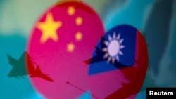 圖片顯示中國國旗和台灣旗幟與軍機。