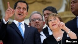 La Voz de América constató que la Alta Comisionada de DDHH de la ONU, Michelle Bachelet, que llegó el pasado miércoles a Caracas, entró en la sede parlamentaria el viernes 21 de junio de 2019, pero no ofreció declaraciones a la prensa.