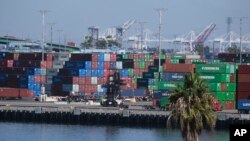 2021 年10 月20 日，在加利福尼亞州聖佩德羅的洛杉磯港，貨物集裝箱堆放在船上（美聯社）。