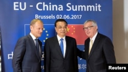 Rais wa Baraza la Ulaya Donald Tusk, Waziri Mkuu wa China Li Keqiang na Rais wa Tume ya EU Jean-Claude katika mkutano Brussels