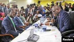 Mgombea urais wa Kenya Raila Odinga akipokelewa na IEBC