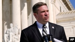 密蘇里州檢察長安德魯貝利在國會大廈附近的美國最高法院外與媒體交談。 (2023年2月28日)