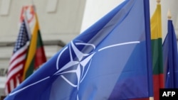 2023年7月9日，在立陶宛維爾紐斯，距離7月11日至12日的北約峰會僅剩幾天，北約和立陶宛國旗在那裡飄揚。（法新社/PETRAS MALUKAS攝）