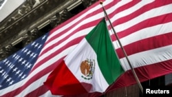 La bandera de México ondea frente a la de Estados Unidos, colgada en la fachada del edificio del Mercado de Valores de Nueva York, el 4 de septiembre de 2015