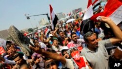 Opositores del presidente Morsi esperan la declaración de los militares respecto al futuro del país.