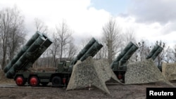 Baterija novog raketnog zemlja-vazduh sistema S-400 "Trijumf", u blizini vojne baze Gvardejsk, nedaleko od Kaljingrada, Rusija, 11. marta 2019.